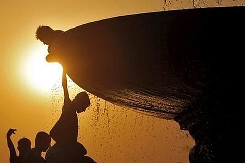 28 मई तक उत्तर-पश्चिम भारत के कई हिस्सों में तापमान में कोई बड़ी कमी आने की संभावना नहीं है, 29 से 31 मई के बीच तापमान में छह से आठ डिग्री आने का पूर्वानुमान है