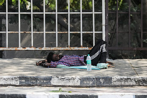 बाहर रह रहे लोगों को गर्मी का सीधा सामना करना पड़ रहा है। फोटो: विकास चौधरी