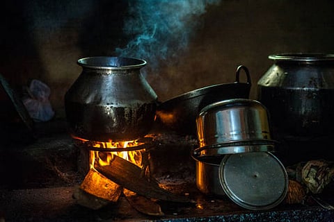 लगभग 2 अरब लोग आज भी लकड़ी, कोयला जैसे प्रदूषित ईंधनों से खाना पकाते हैं, स्वास्थ्य गंभीर खतरे में है।