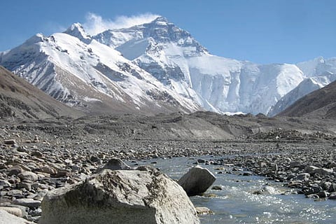 एंडीज और हिमालयी इलाकों में ग्लेशियरों के पिघलने से आदिवासी समुदायों की आस्था, परंपराएं, तीर्थयात्राएं और जीवनशैली गहराई से प्रभावित होकर निरंतर बदल हो रही हैं