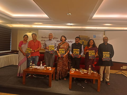 अजीम प्रेमजी यूनिवर्सिटी द्वारा रिलाइजिंग राइट्स - ए हैंडबुक ऑफ वेलफेयर इन इंडिया की लांचिंग करते हुए। बाएं से दीपा सिन्हा, अर्जुन जयदेव, एके शिवकुमार, आरती आहूजा, पीवी रमेश, शोभना के नायर, राजेंद्रन नारायण, फोटो : विवेक मिश्रा