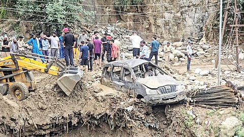 जम्मू कश्मीर के डोडा के प्रेम नगर में भारी बारिश के कारण आकस्मिक बाढ़ से बड़ा नुकसान हुआ है। फोटो: आसिफ इकबाल नाइक
