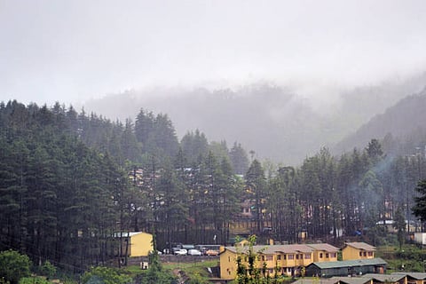 भारत के उत्तराखंड राज्य में स्थित हिल स्टेशन 'ग्वालदम' का नज़ारा। पहाड़ बारिश वाले बादलों से घिरे हुए हैं।