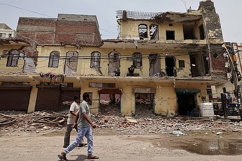 राष्ट्रीय राजधानी की एक सड़क पर बिखरा निर्माण एवं तोड़फोड़ से निकला (सी एंड डी) मलबा। फोटो: विकास चौधरी/सीएसई