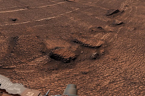 नासा के क्यूरियोसिटी मार्स रोवर से खोजी गई पॉलीगॉन दरारों की नजदीकी तस्वीर, मधुमक्खी के छत्ते जैसे टेक्सचर को दिखाती है।