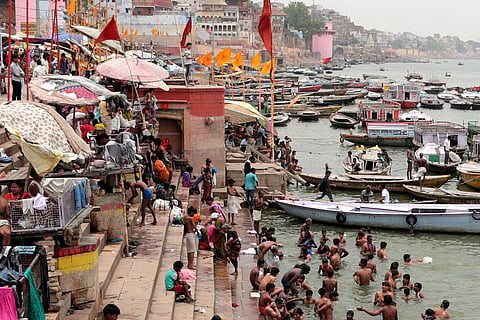 बनारस के एक घाट पर जीवनदायनी गंगा; फोटो: सेंटर फॉर साइंस एंड एनवायरमेंट