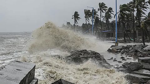 डीप डिप्रेशन के कारण छत्तीसगढ़, तटीय आंध्र प्रदेश, ओडिशा और तेलंगाना में अत्यंत भारी बारिश का रेड अलर्ट।