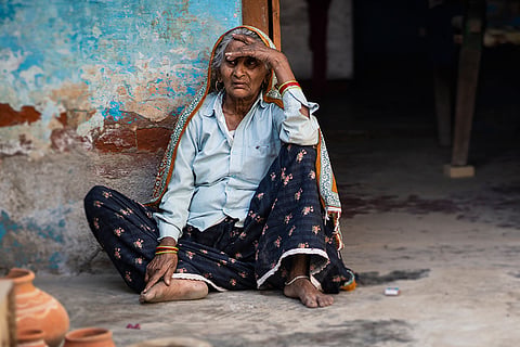 भारत में लोग पहले की तुलना में लंबी जिंदगी बसर कर रहे हैं, लेकिन उनके जीवन के इन वर्षों का बड़ा हिस्सा अच्छी सेहत, आर्थिक सुरक्षा, स्वतंत्रता और बेहतर मानसिक स्वास्थ्य के बिना गुजर रहा है। फोटो: आईस्टॉक