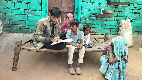 राजस्थान के बारां क्षेत्र में बच्चों के साथ बाल अधिकार कार्यकर्ता। फोटो: राकेश मालवीय