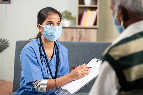 400 स्वास्थ्यकर्मियों पर हुए अध्ययन में 84.5 प्रतिशत मास्क पर बैक्टीरियल दूषण पाया गया, जिससे स्वच्छता पर सवाल उठे।