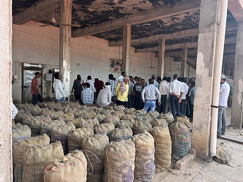 आगरा के स्टोरेज में आलू किसानों की भीड़, फोटो : फहीम खान