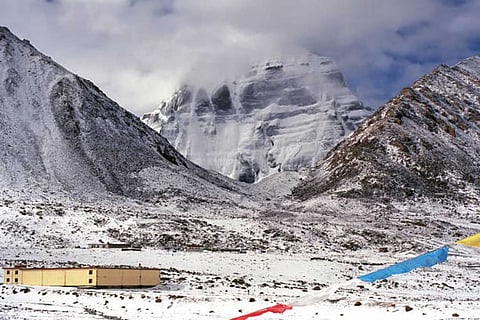 उत्तराखंड के पिथौरागढ़ जिले में स्थित आदि कैलाश में शनिवार को बर्फ गिरी। समुद्र तल से करीब 14,500 फीट की ऊंचाई पर स्थित इस इलाके में तीन से चार फीट तक बर्फ जमने की खबर है।