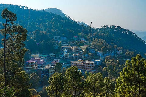 उत्तराखंड के मैदानी इलाकों और घाटियों में प्रदूषण अधिक मिला, जबकि ऊंचे पहाड़ों की हवा तुलनात्मक रूप से साफ दर्ज की गई।