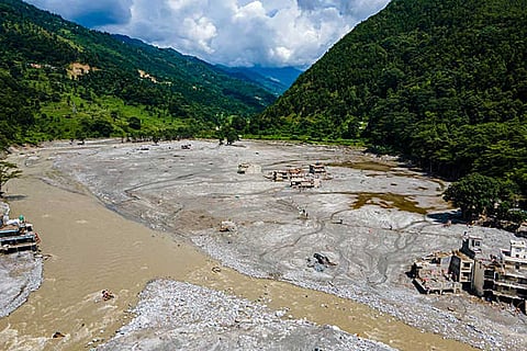 ग्लेशियरों के पिघलने, पर्माफ्रॉस्ट के कमजोर होने और बढ़ते तापमान से हिमालयी क्षेत्रों में प्राकृतिक आपदाओं का खतरा बढ़ा।