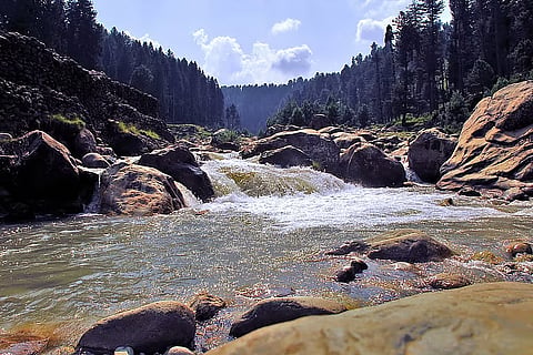 दूध गंगा नदी का उद्गम तत्ताकोटी पर्वत चोटी के पास पीर पंजाल के ग्लेशियरों से होता है। यह स्थान समुद्र तल से लगभग 4,500 मीटर की ऊंचाई पर स्थित है।
फोटो: लेखक द्वारा उपलब्ध कराई गई।