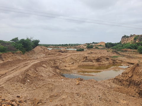 गुजरात के कच्छ जिले की सूखी पड़ी एक नदी। फोटो: राजू सजवान