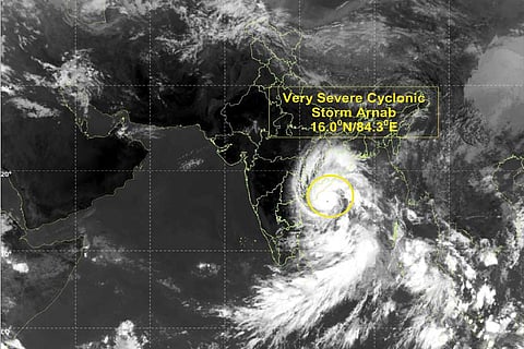चक्रवात अर्नब हुआ बेहद गंभीर, आंध्र प्रदेश के तट से बुधवार सुबह टकराने की आशंका, 140 किमी प्रति घंटे तक पहुंचेंगे हवा के झोंके।