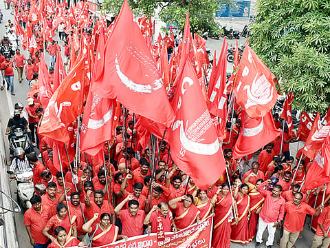 CPI (M) rallies in solidarity with leaders