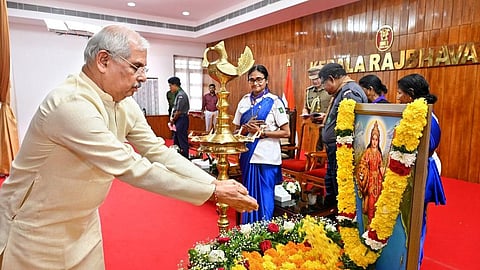 Governor Arlekar was scheduled to attend a book launch commemorating the Emergency at Kerala University, but his arrival was delayed due to a spontaneous protest over the display of a Bharat Mata image
