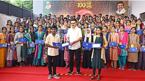 CM Stalin gave cheques of Rs 10,000 each to 142 students
