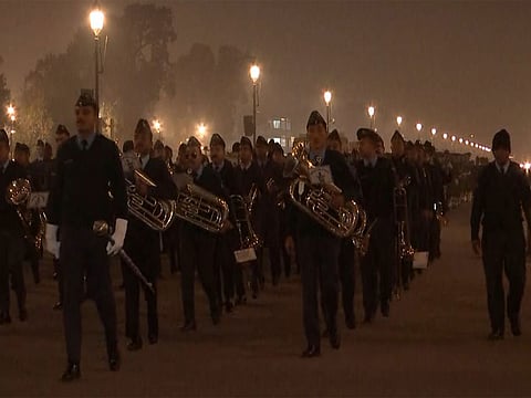 Delhi wakes up to chilly morning as AQI improves; Republic Day rehearsals continue