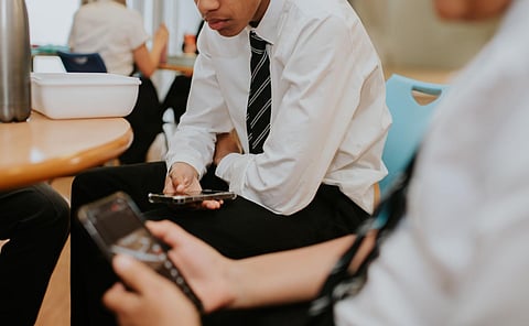 England schools urged to enforce all-day mobile phone ban