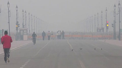 Delhi's air quality remains 'very poor' with AQI over 370 as thick smog blankets the capital
