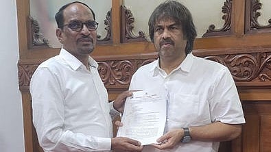 Karnataka Beary Sahitya Academy chairperson Umar U.H., submitting the memorandum to education minister Madhu Bangarappa in Bengaluru