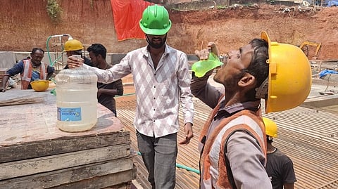Delhi gov't to give summer relief kits to 1 lakh construction workers