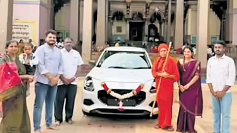 The car Naveen Hulihalli gifted his teacher CS Vastrad.