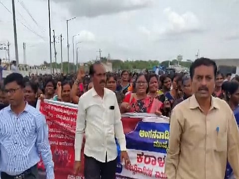 Anganwadi, mid-day meal workers observe statewide 'Black Day', demand better wages, NEP rollback in protest at Raichur DC office