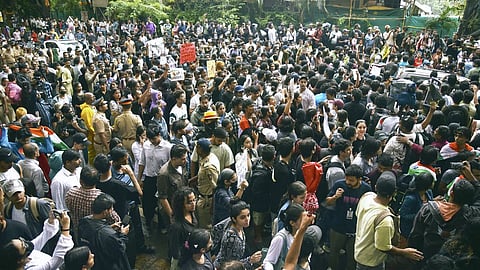 Thousands gather at Shivaji Park after Pradhan's resignation