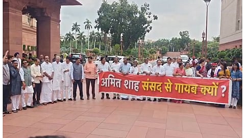 "Amit Shah sansad se gayab kyun"? Oppn protests in Parliament complex against police action on students