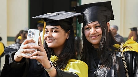 Karnataka bans selfies, reels on academic tours (Photo: IANS)