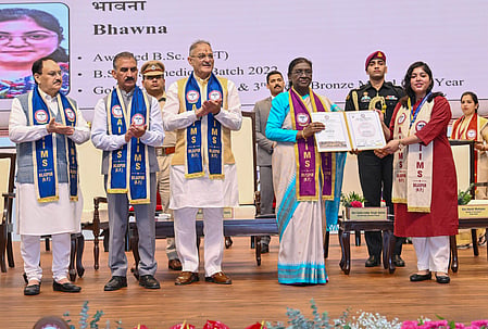 Bilaspur: President Droupadi Murmu presents a degree certificate to a student as Union Minister for Health and Family Welfare Jagat Prakash Nadda and Himachal Pradesh Chief Minister Sukhvinder Singh Sukhu look on during the first convocation of AIIMS Bilaspur.