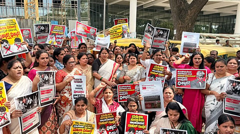 K’taka: BJP Mahila Morcha stages protest, demands resignation of MP accused of sexual harassment (Photo: IANS)