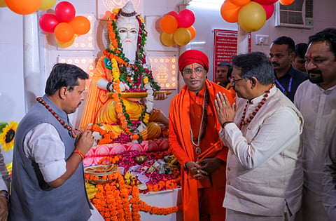 New Delhi: BJP National President Nitin Nabin and Delhi BJP President Harsh Malhotra pay tribute to Bhagwan Valmiki on the occasion of Valmiki Jayanti at Valmiki Mandir in Nehru Park, New Delhi, on Monday, October 26, 2026.