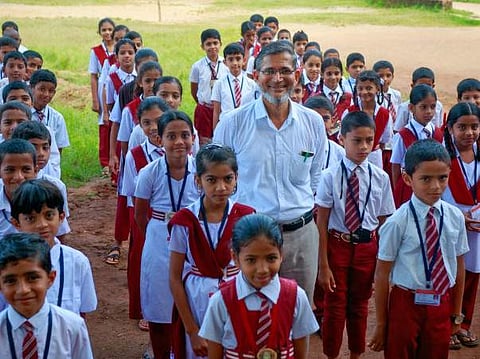 Pakruddin BK, with the students at Darul Islam Aided Higher Primary School (photo courtesy : Milaap)