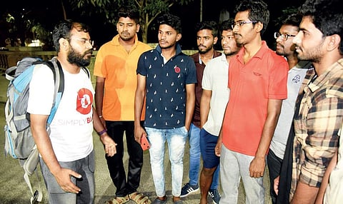 Kiran explaining to the folks about the importance of blood donation | Nagaraja Gadekal
