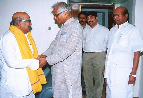 Fernandes shakes hands with Karunanidhi as Shard Pawar and Dayanidhi Maran look on (Pic: Express)
