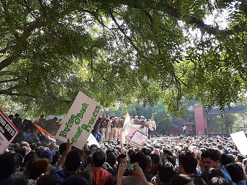 JNU students try to pull down police barricades (Pic: JNUSU)