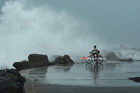 Rough tides hit Kasimedu harbour as cyclone Nivar approaches| Pic: TNIE