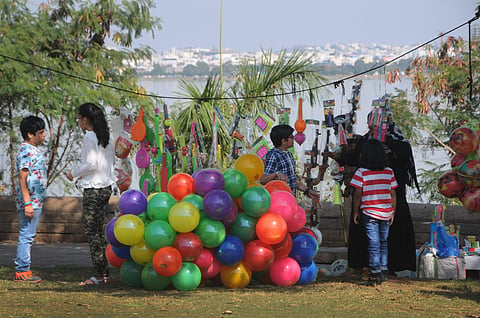 File photo of children purchasing toy guns for representational purposes only | (Pic: Edexlive)