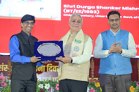 Chief Secretary of Uttar Pradesh, Durga Shanker Mishra, being felicitated with Distinguished Alumnus Award by chief guest Dr Abhay Karandikar | (Pic: IIT Kanpur)