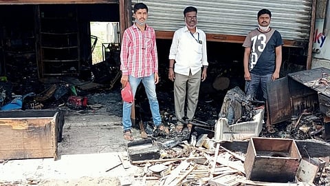 चिक्कोडी-मिरज राज्य महामार्गावर दोन दुकाने आगीत खाक