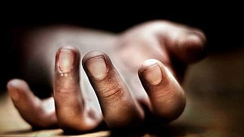 अखेर मृत्यूनेच केली त्यांची सुटका; मुलानंतर वडिलांचीही आत्महत्या; अख्ख्या गावात हळहळ