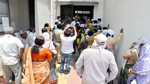 जालन्यात लसीकरण केंद्रावर नागरिकांनी लस घेण्यासाठी गर्दी केली होती.