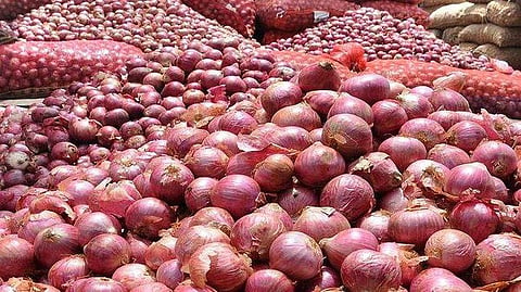 भाव घसरल्याने कांदा फेकला जातो रस्त्यावर