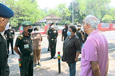 वानवडी ः जुन्या कमांड रुग्णालयातील कोविड सेंटरला दक्षिण मुख्यालयाचे प्रमुख लेफ्टनंट जनरल जे. एस. नैन यांनी भेट देऊन कार्याचा आढावा घेतला.