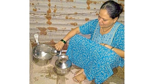 Video - खोबरेल तेलाच्या धारेएवढं पाणी येतं, पाण्यापाई घरच विकायचं का?